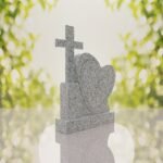 Monumento conmemorativo con corazón y cruz