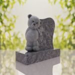Monumento conmemorativo con oso de peluche