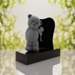 Monumento conmemorativo con oso de peluche