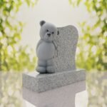 Monumento conmemorativo con oso de peluche