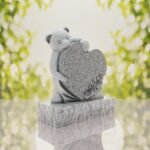 Lápida infantil con oso y corazón