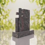 Monumento conmemorativo moderno con cruz