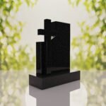 Monumento conmemorativo moderno con cruz