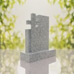 Monumento conmemorativo moderno con cruz
