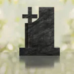 Monumento conmemorativo moderno con cruz