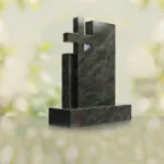Monumento conmemorativo moderno con cruz