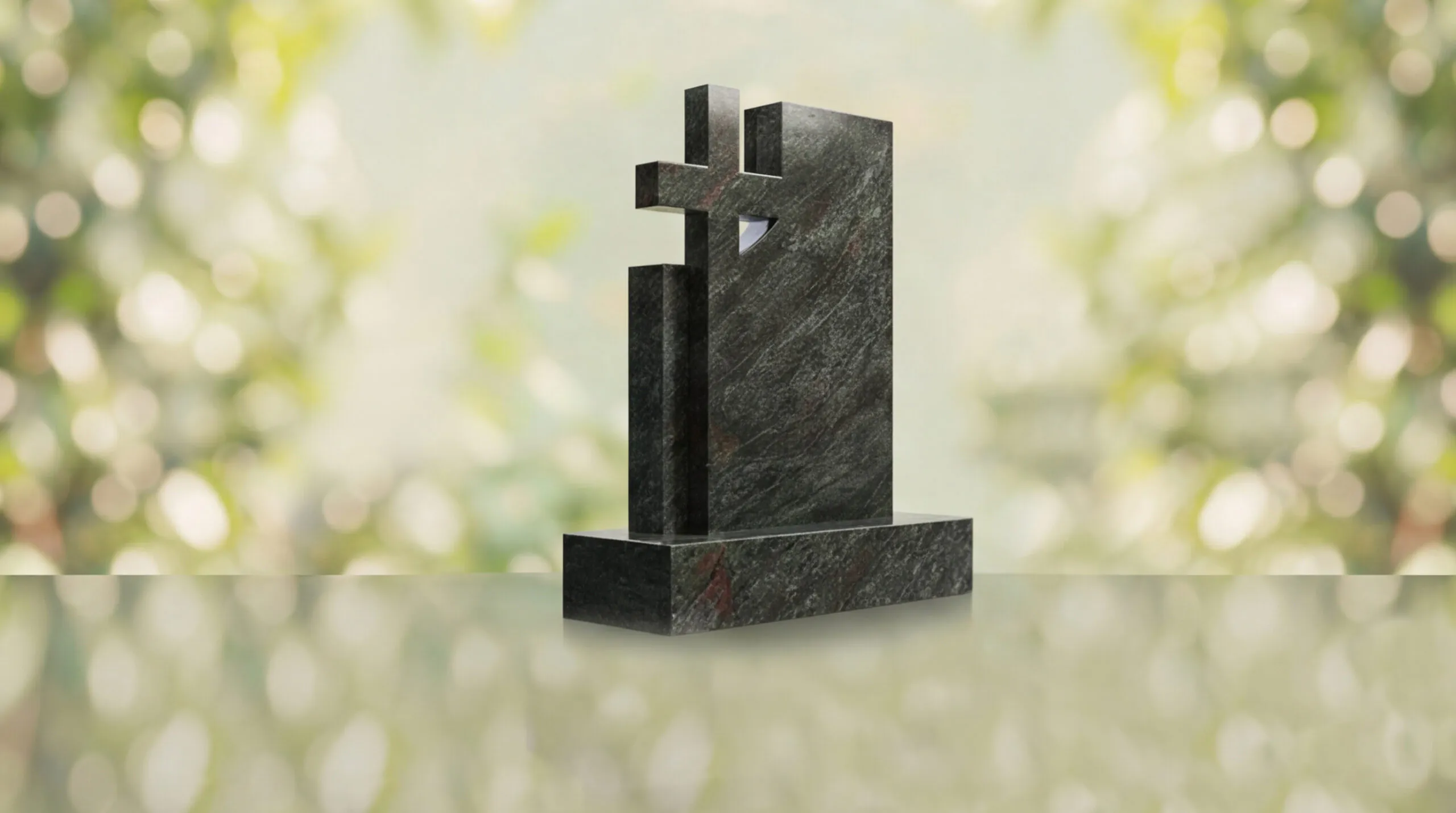 Monumento conmemorativo moderno con cruz