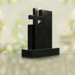 Monumento conmemorativo moderno con cruz