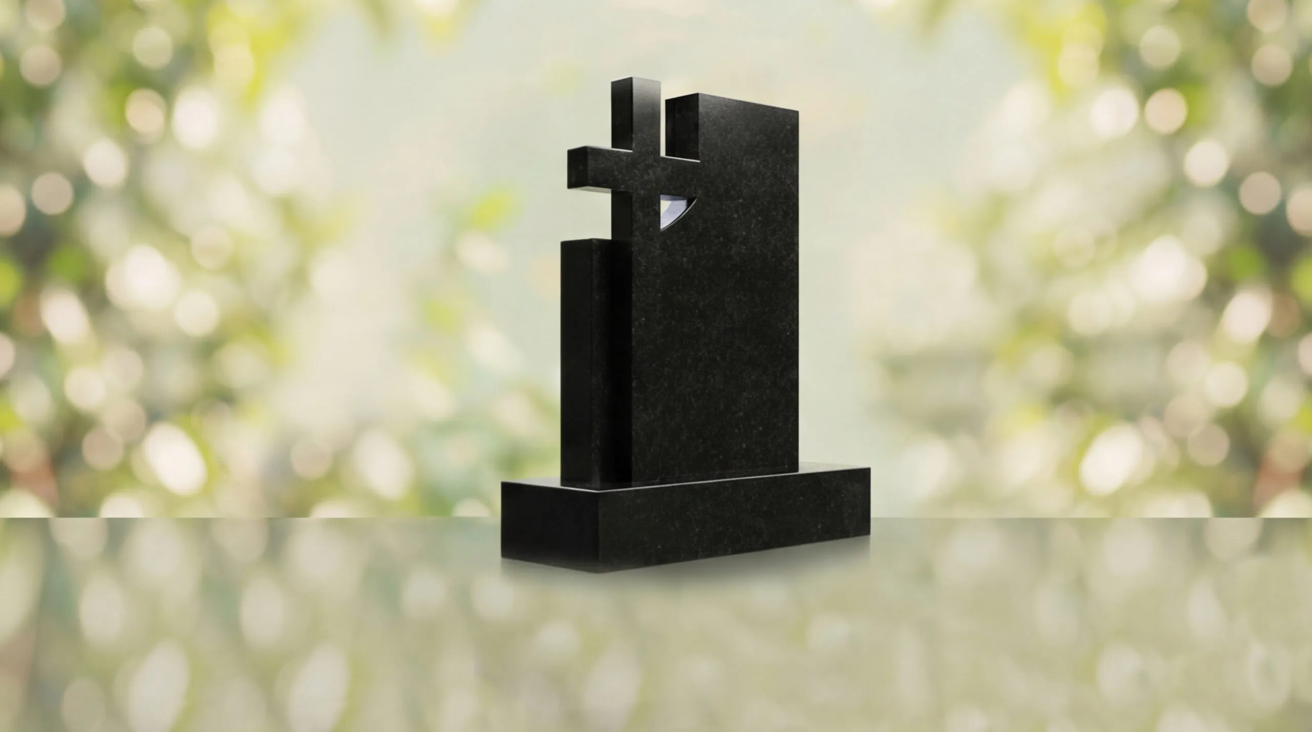 Monumento conmemorativo moderno con cruz