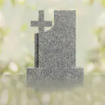 Monumento conmemorativo moderno con cruz