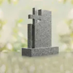 Monumento conmemorativo moderno con cruz