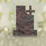 Monumento conmemorativo moderno con cruz