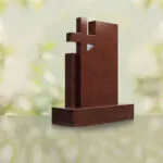 Monumento conmemorativo moderno con cruz