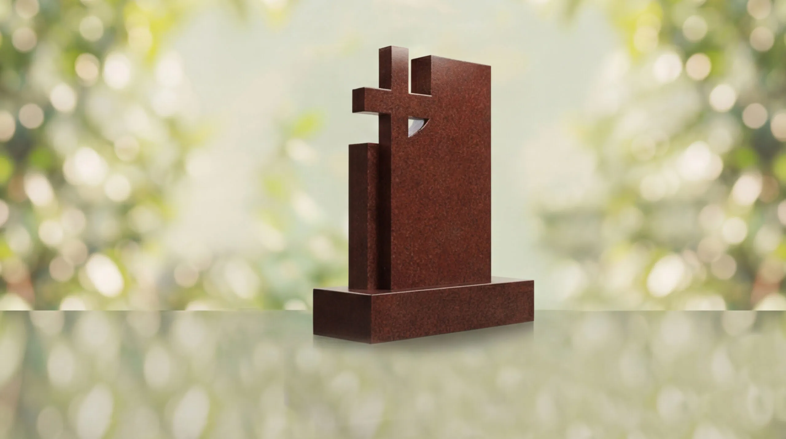Monumento conmemorativo moderno con cruz