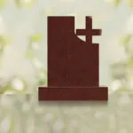 Monumento conmemorativo moderno con cruz